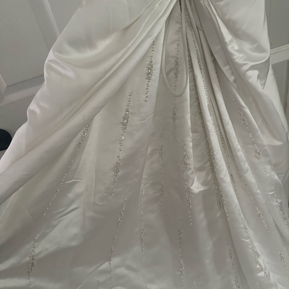 Maggie Sottero White Pleated Sweetheart Gown - Picture 4 of 9